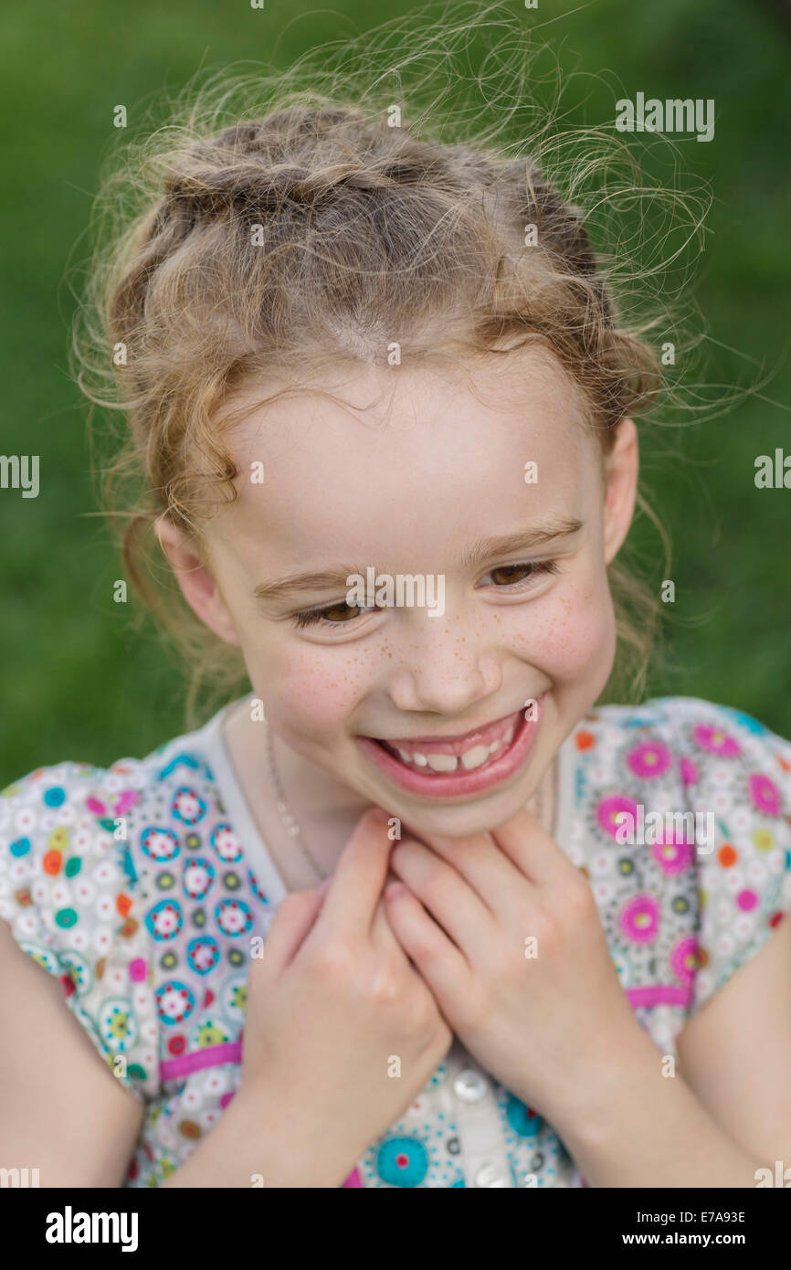 Carino ragazza sorridente in posizione di parcheggio Foto Stock