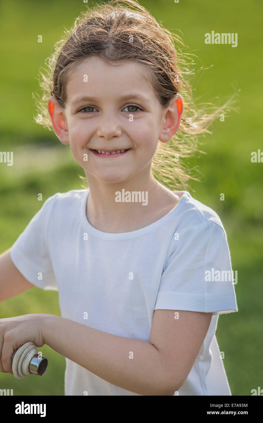 Ritratto carina ragazza sorridente con la bicicletta in posizione di parcheggio Foto Stock