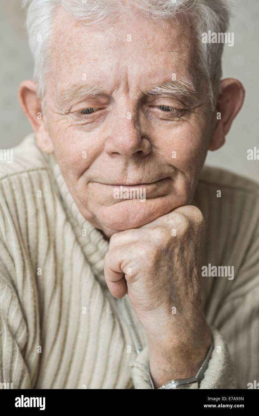 Close-up di pensosa senior con man mano sul mento Foto Stock