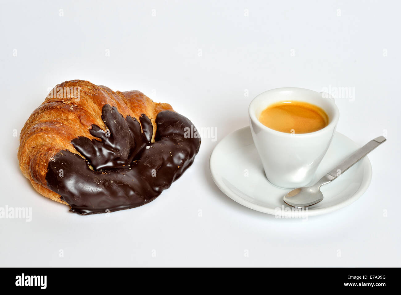 Croissant e caffè nella tazza per la prima colazione. Foto Stock