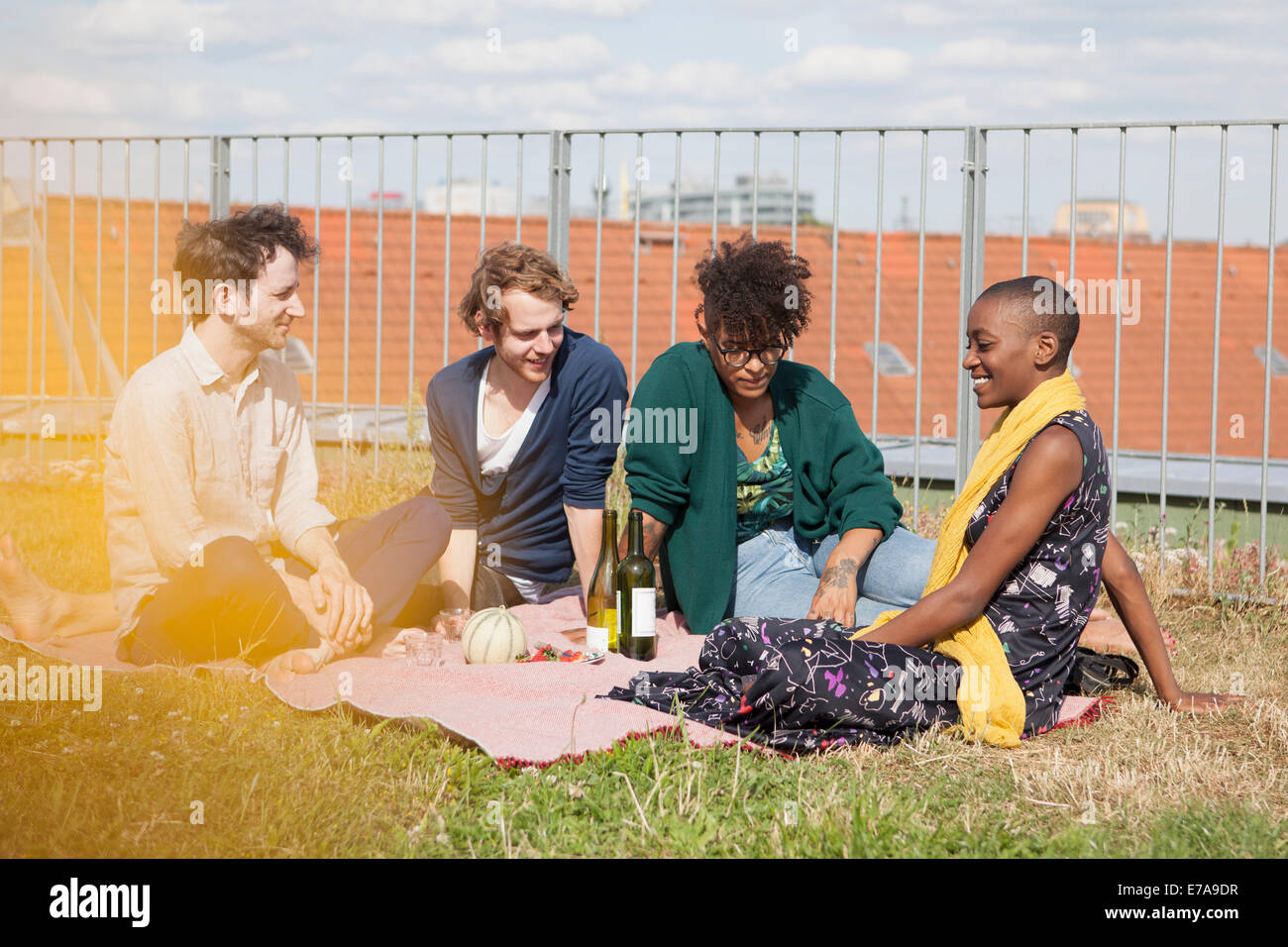 Multi-etnico amici trascorrere il tempo libero sulla terrazza del giardino Foto Stock