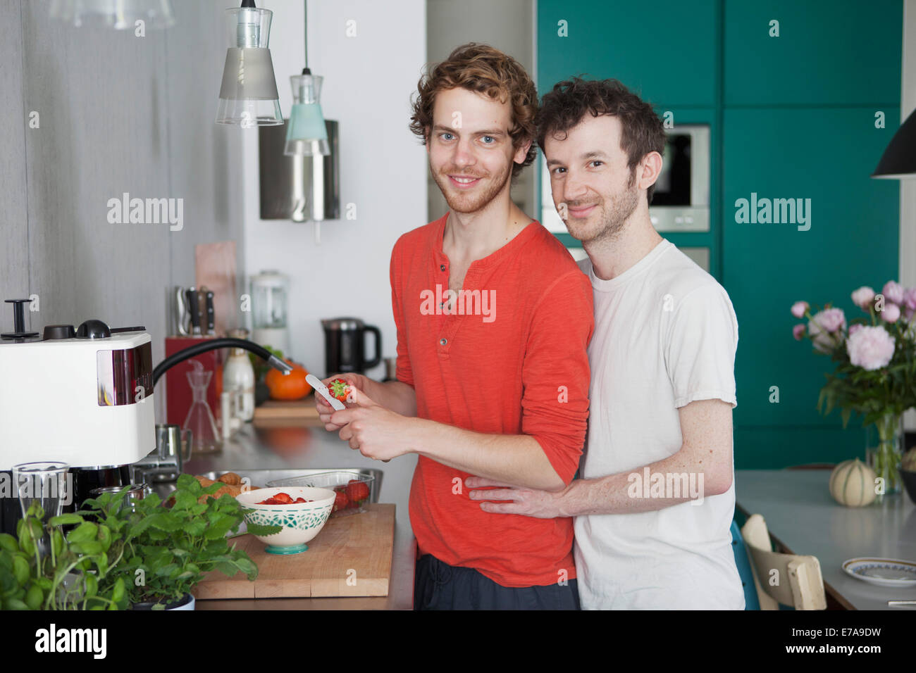 Ritratto di amorevole coppia gay in cucina Foto Stock