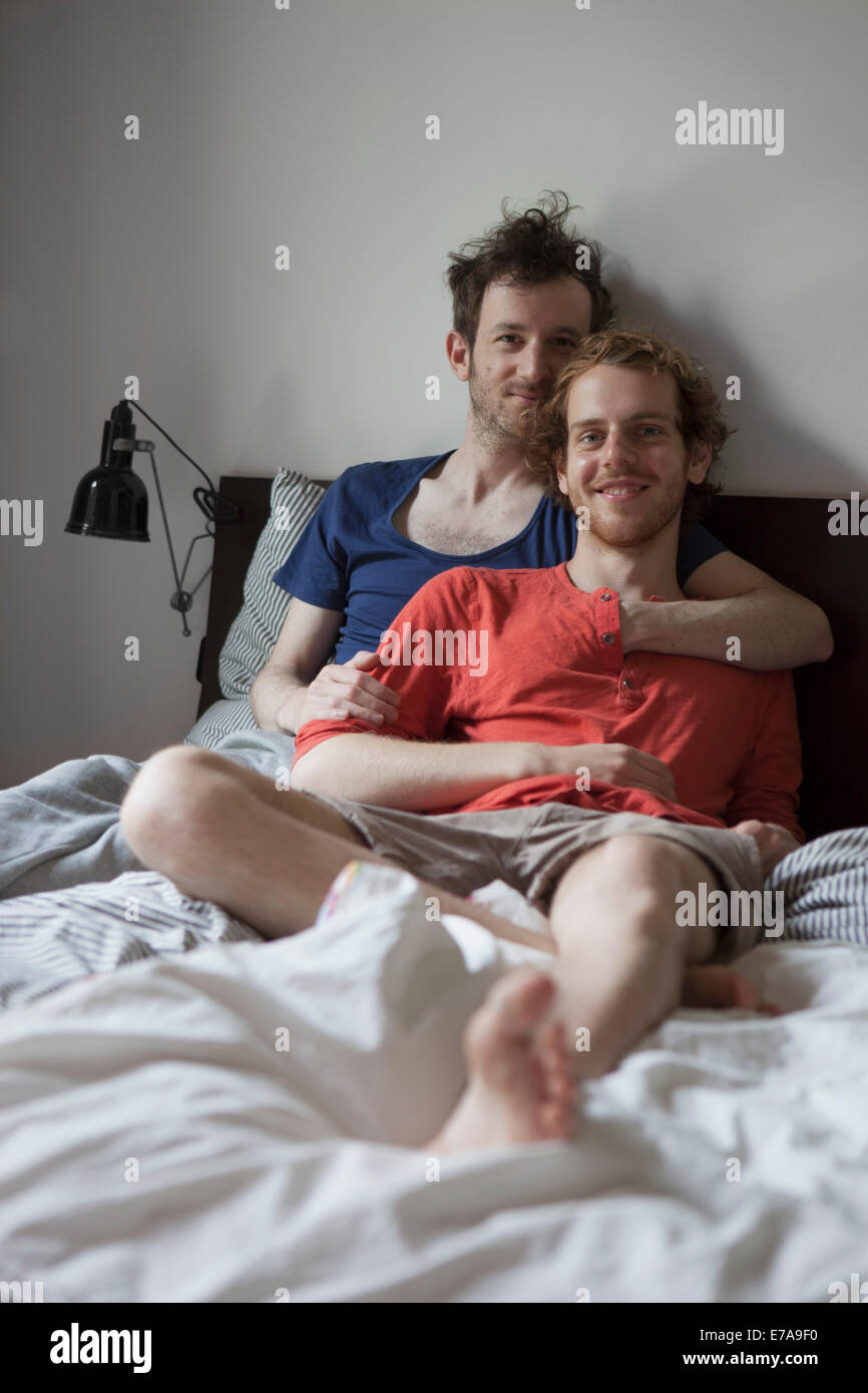 Ritratto di romantica coppia gay relax su letto di casa Foto Stock