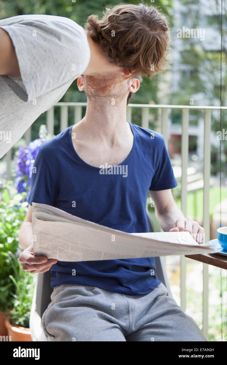 Coppia gay kissing al portico Foto Stock