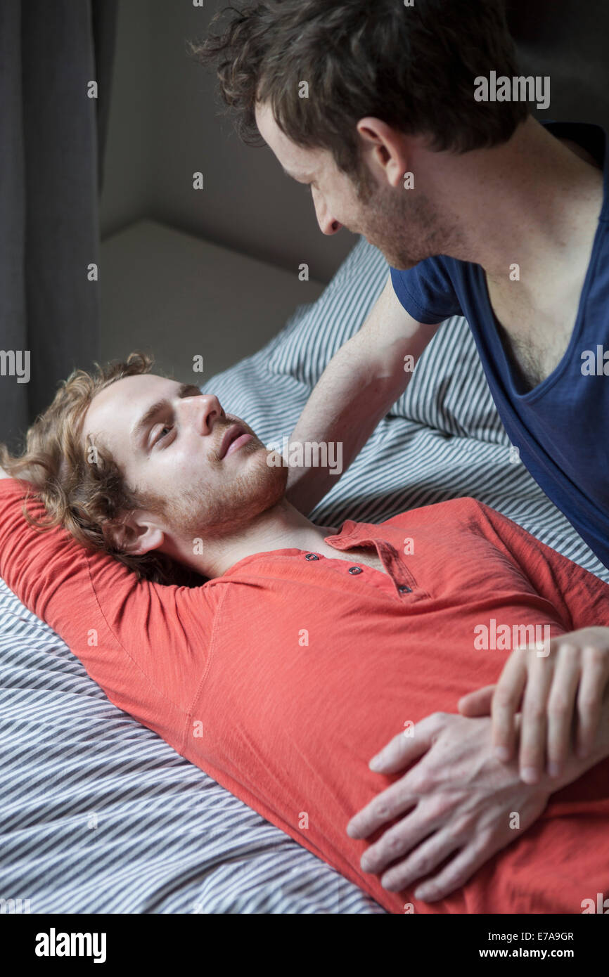 Romantico giovane Coppia gay guardando ogni altro nella camera da letto Foto Stock
