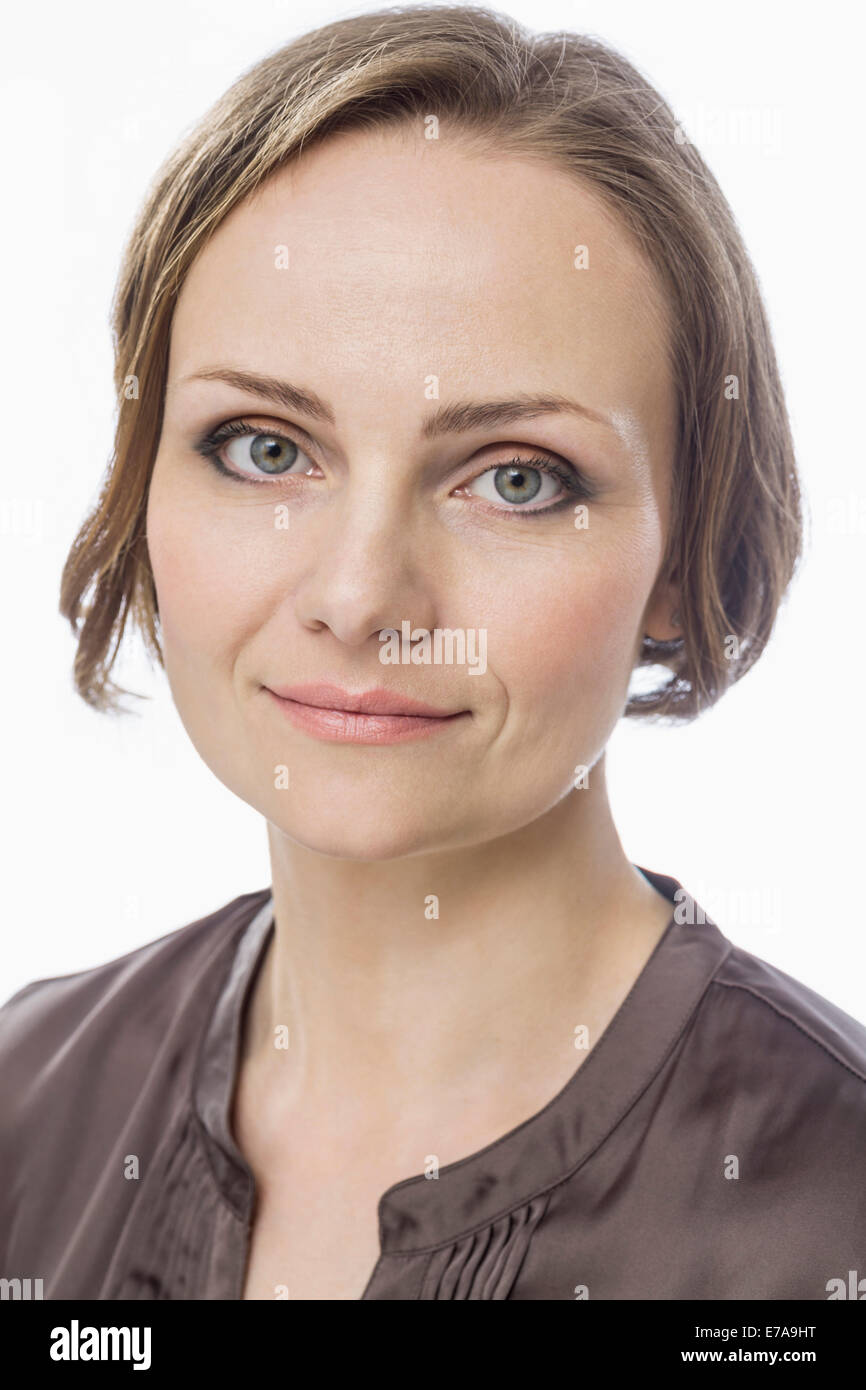 Close-up verticale di fiducioso donna sorridente contro uno sfondo bianco Foto Stock