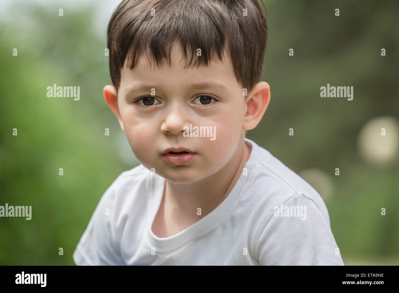 Close-up ritratto di ragazzo carino in posizione di parcheggio Foto Stock