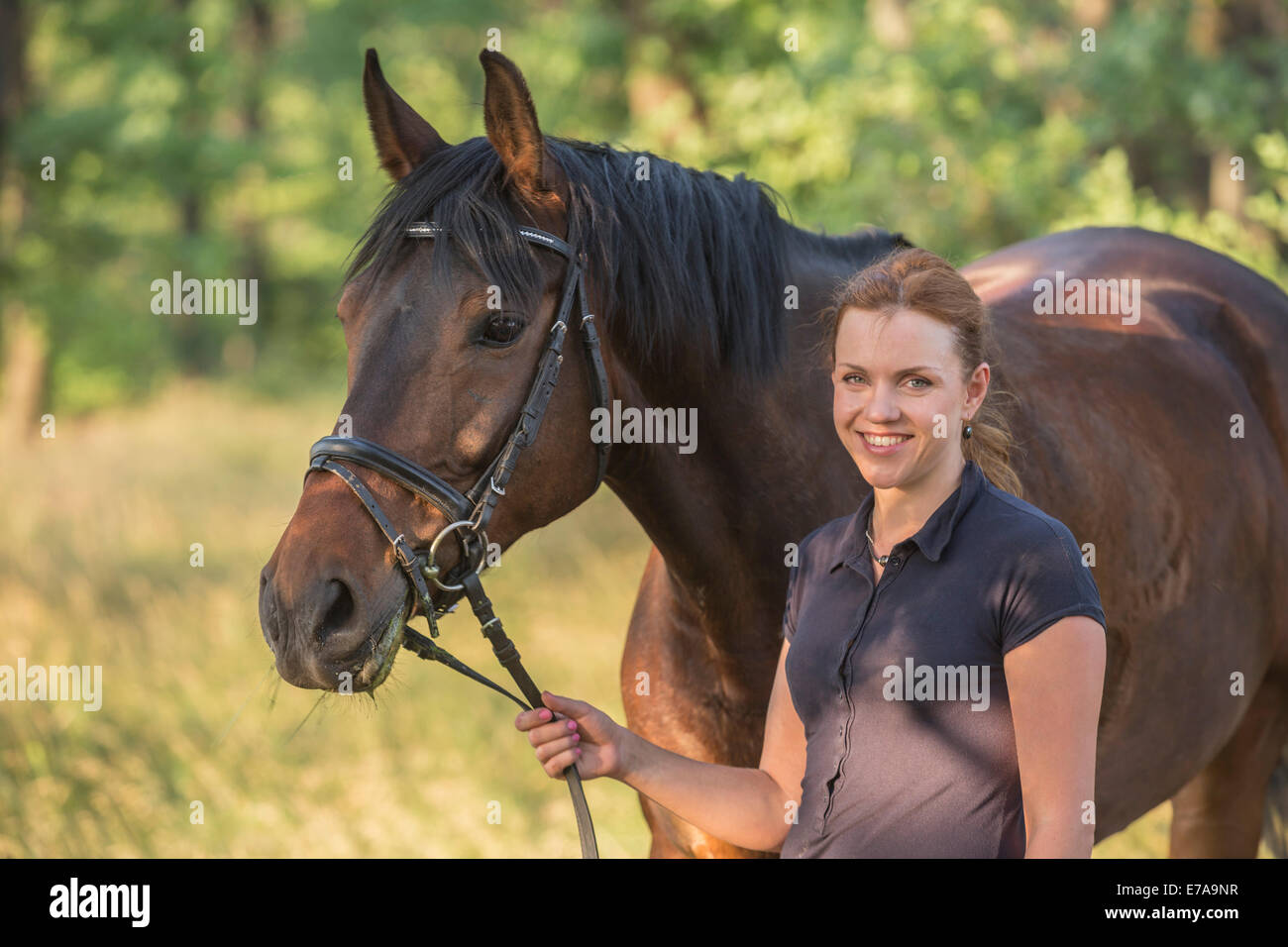 Ritratto di metà donna adulta con cavallo all'aperto Foto Stock