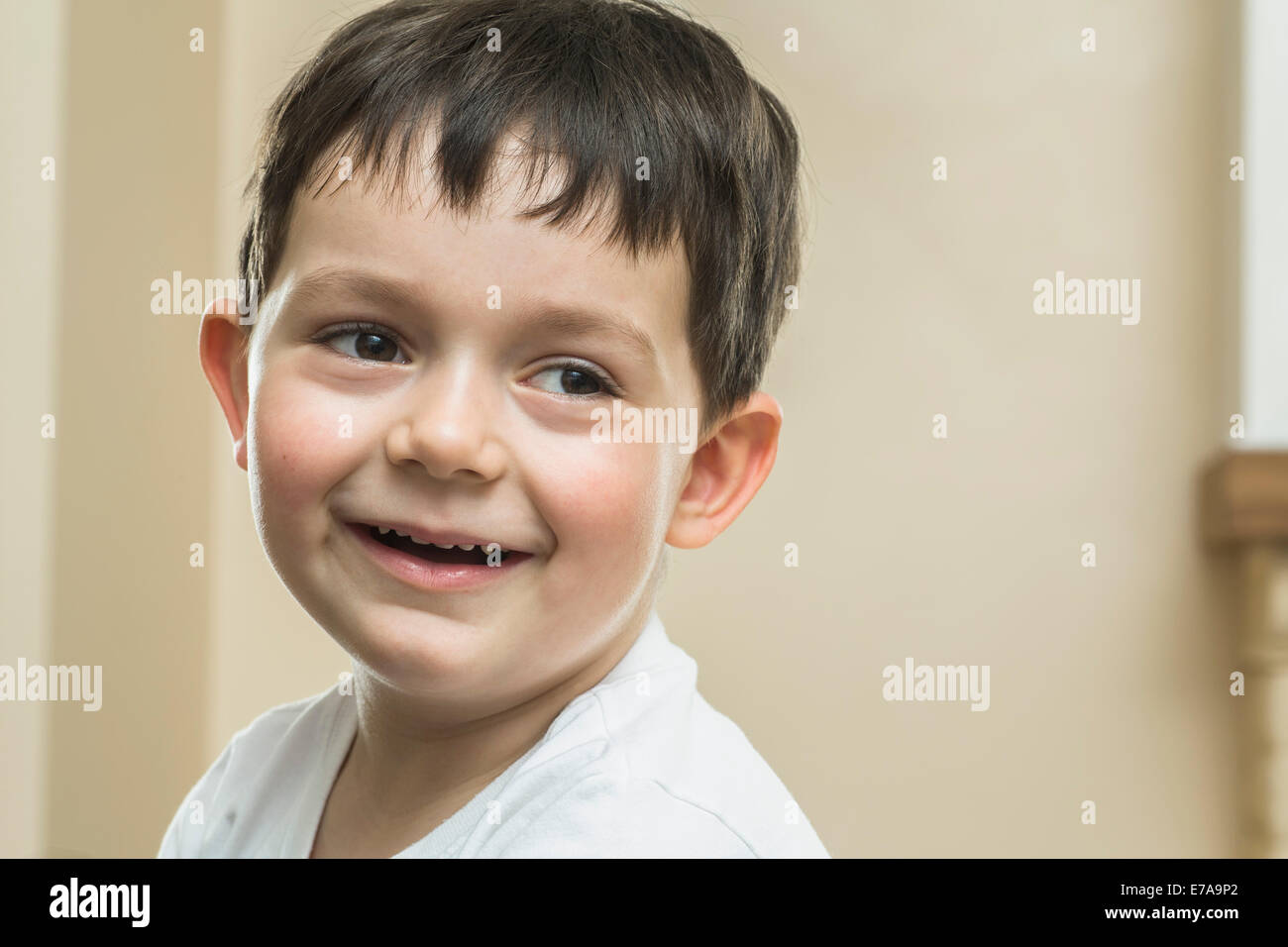 Close-up di felice Ragazzo che guarda lontano da casa Foto Stock