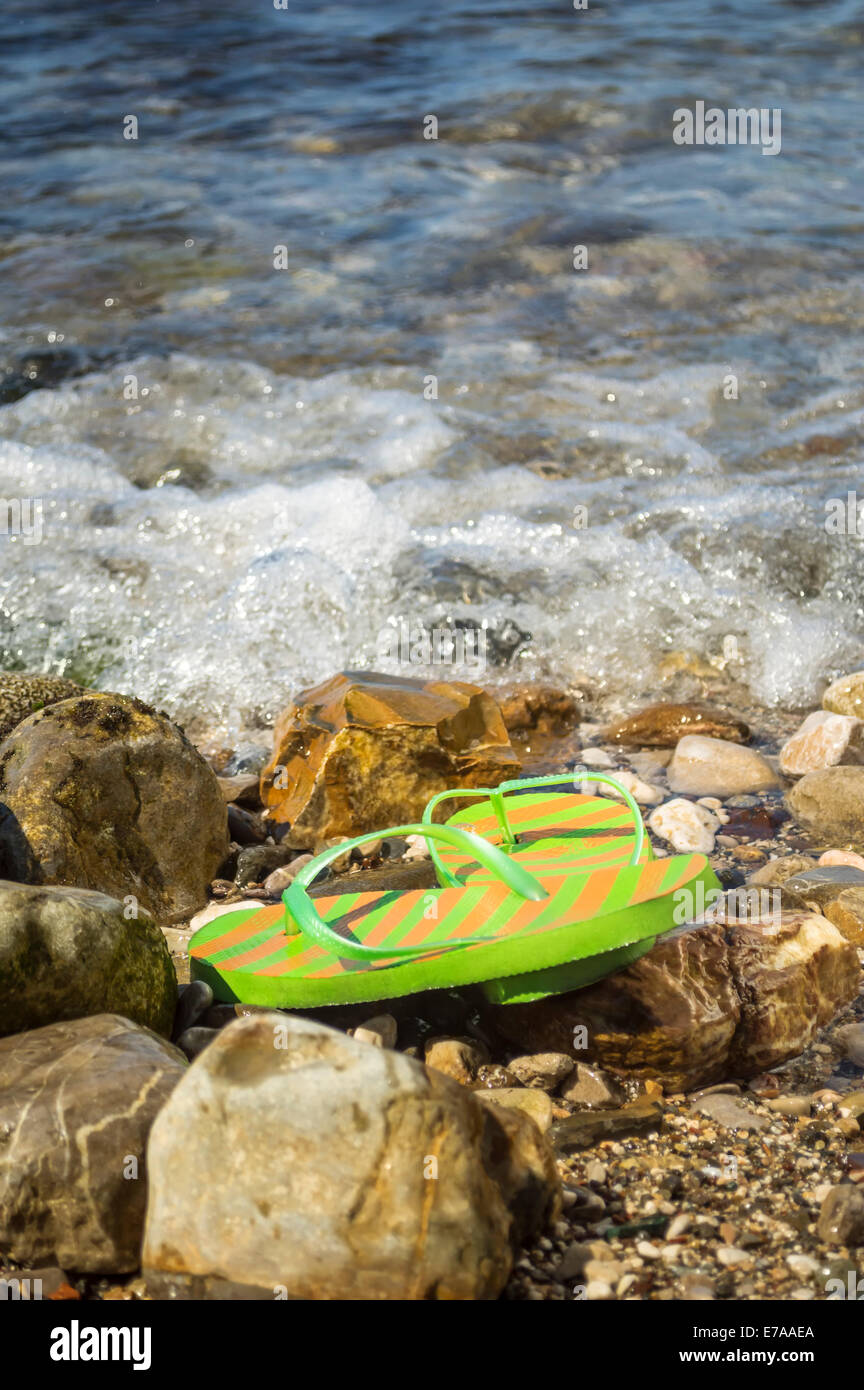 Il flip flop sulla spiaggia. Profondità di campo. Foto Stock