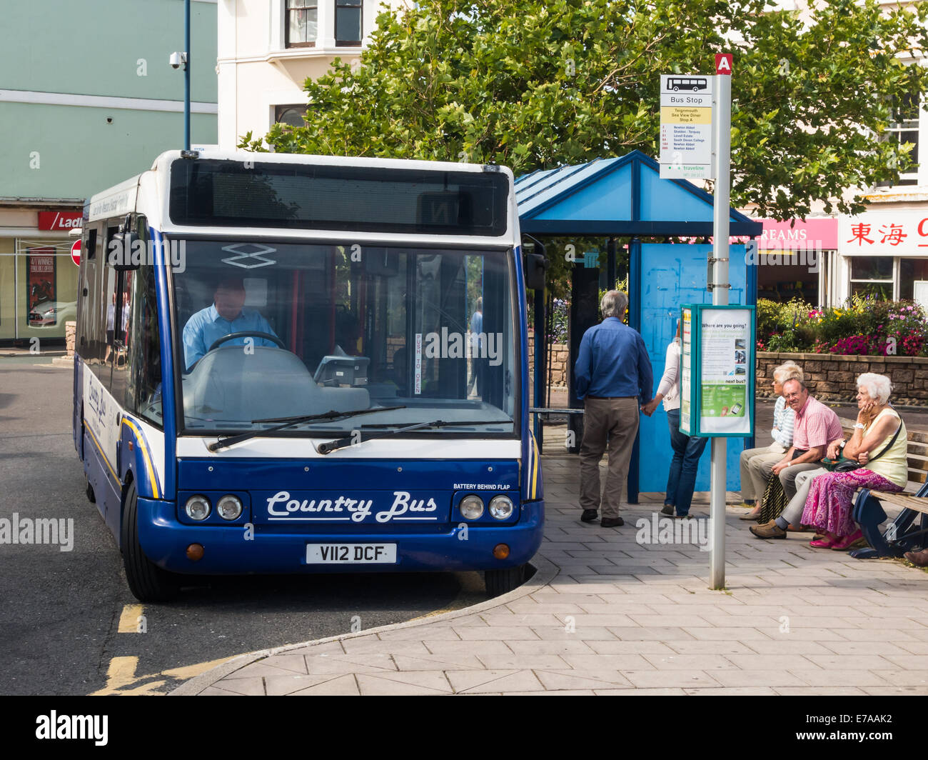 La gente in attesa a bordo dell'autobus alla fermata in Teignmouth Town Center, Devon, Regno Unito. Foto Stock