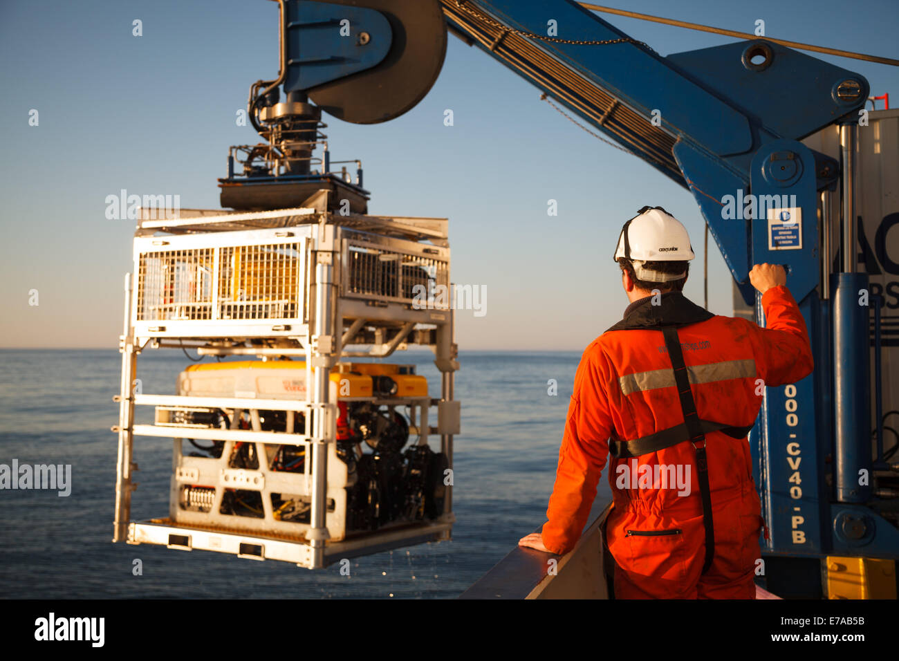 Un veicolo azionato in modo remoto (ROV) lavora in mare aperto Foto Stock