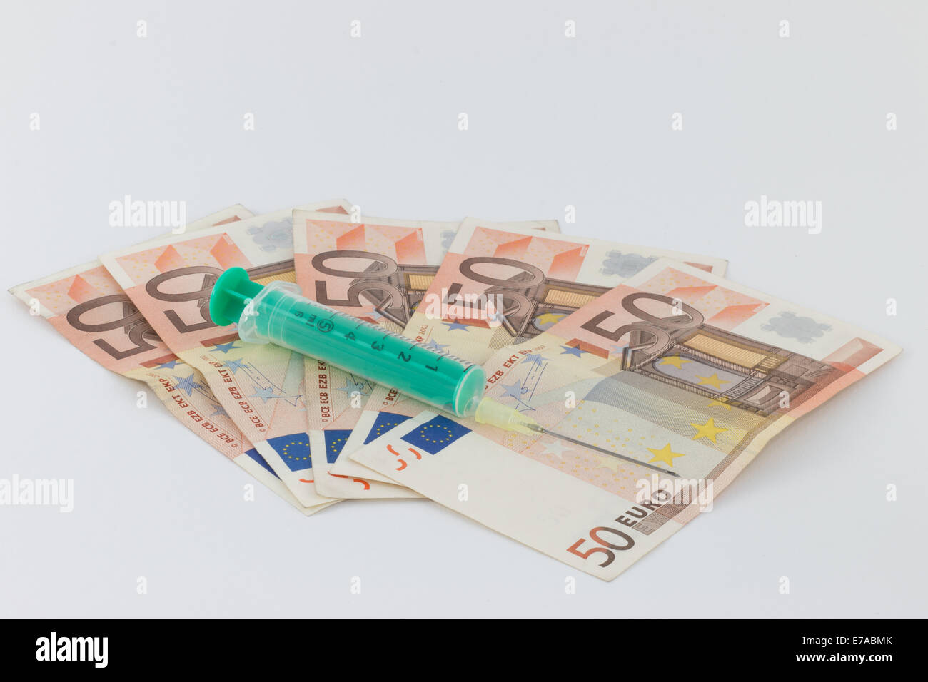 La criminalità legata alla droga, la siringa sul denaro bollette Foto Stock