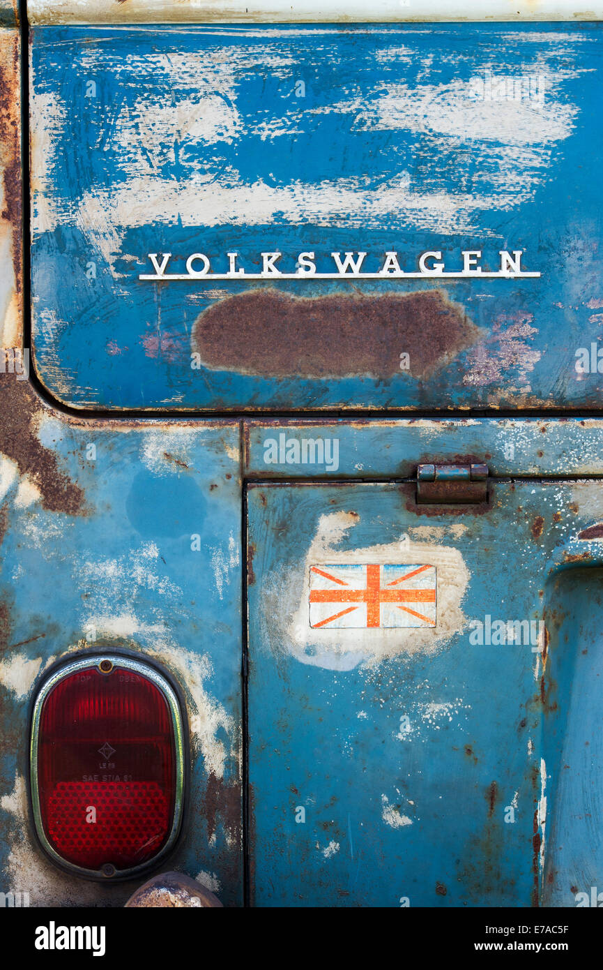 Rusty VW Rat Split Screen Volkswagen camper van estremità posteriore ad una VW mostra. Inghilterra Foto Stock