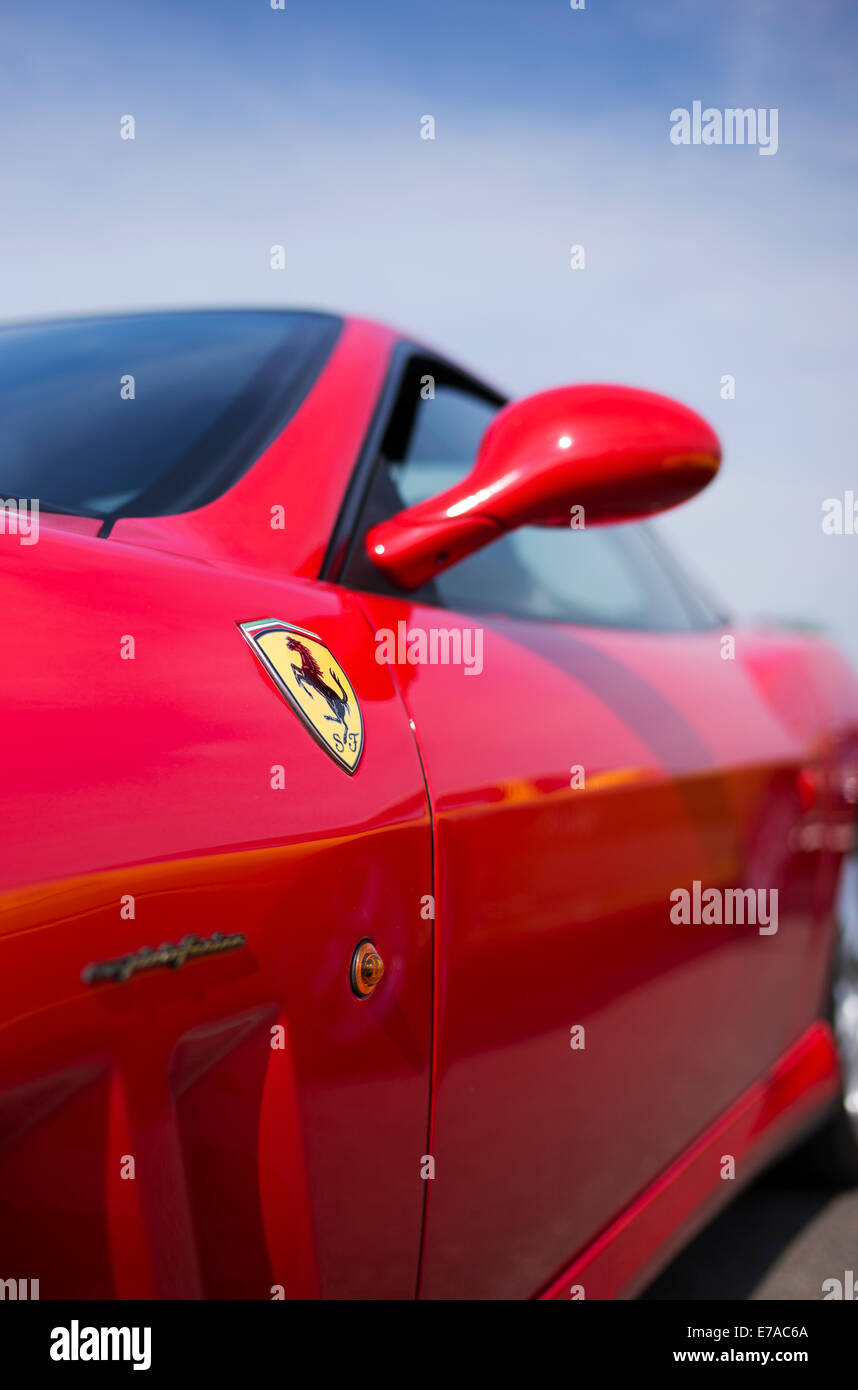 Rosso Ferrari contro il cielo blu. Messa a fuoco selettiva Foto Stock