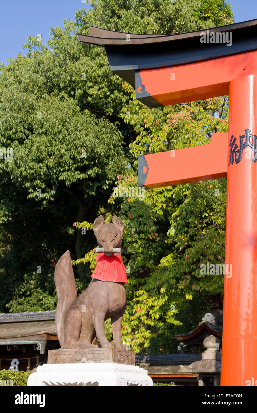 Fox (kitsune) tenendo premuto un tasto nella sua bocca, A Fushimi-inari Taisha, a Kyoto in Giappone Foto Stock