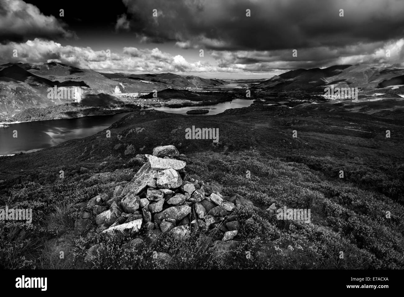 Il tumulo di pietra arenaria tra heather; visualizzazione orizzontale verso Derwentwater e Skiddaw Lake District Cumbria North West England Regno Unito Foto Stock