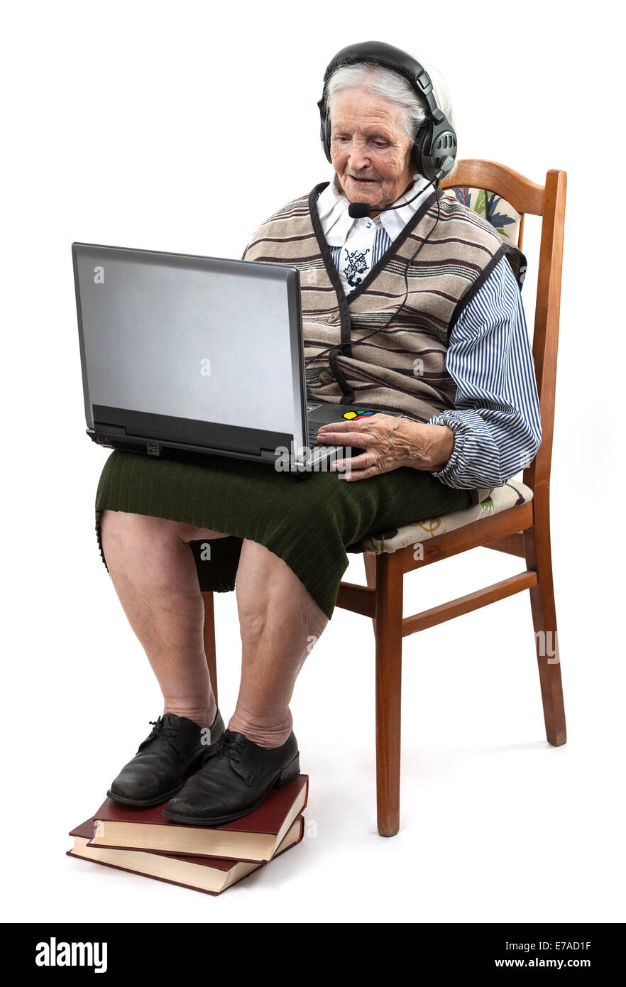 Senior donna utilizzando computer portatile isolato su bianco Foto Stock