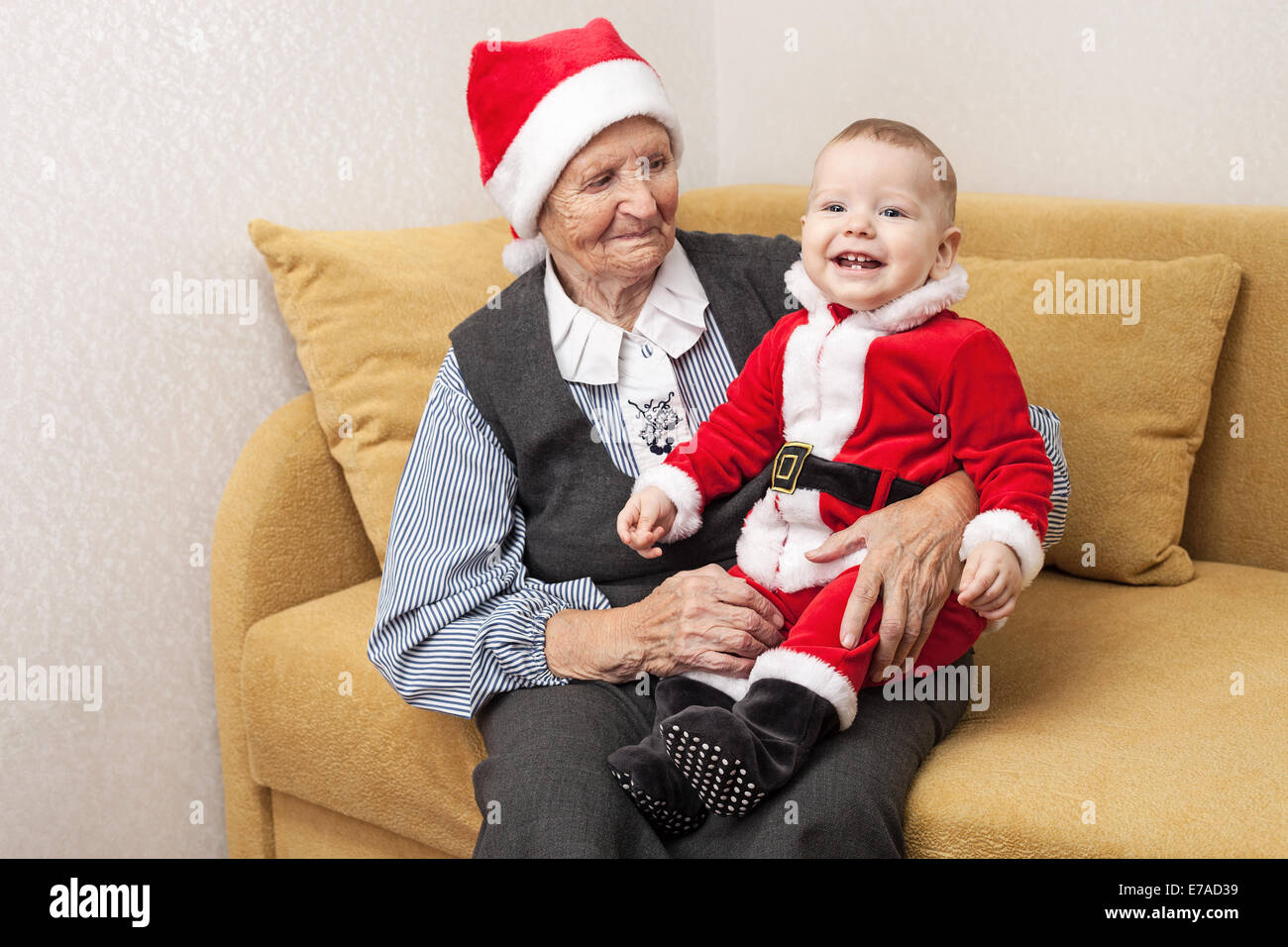 Baby boy in Santa costume con la sua grande nonna Foto Stock