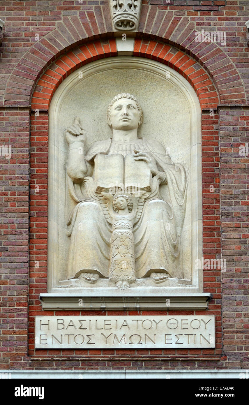 Londra, Inghilterra, Regno Unito. Chiesa Casa, Dean's Yard, Westminster. Statua sulla facciata che rappresenta il profeta / Il Foreseer del Foto Stock