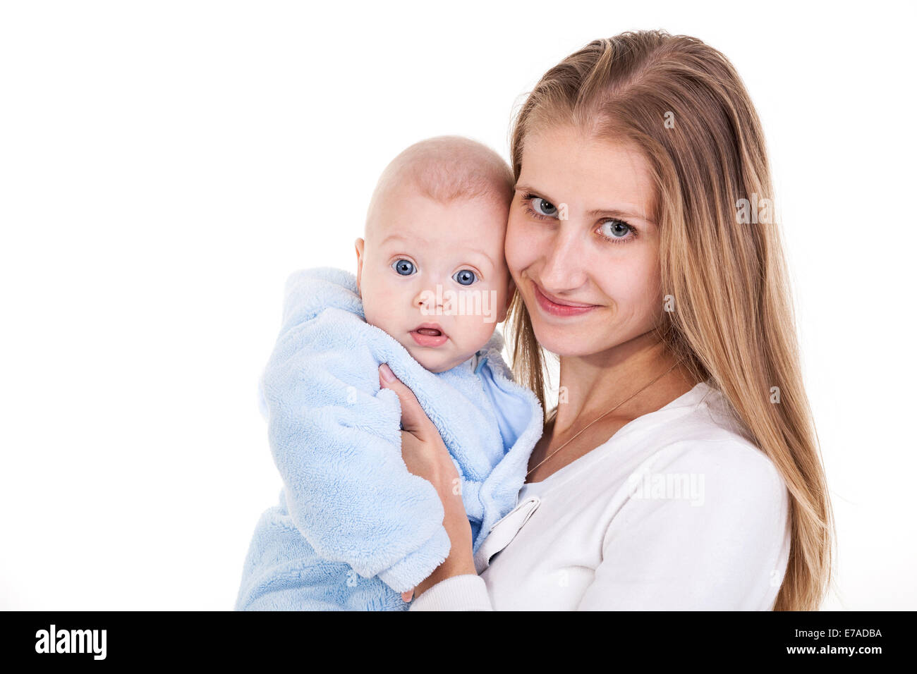 Felice giovane donna caucasica e suo figlio bambino su bianco Foto Stock