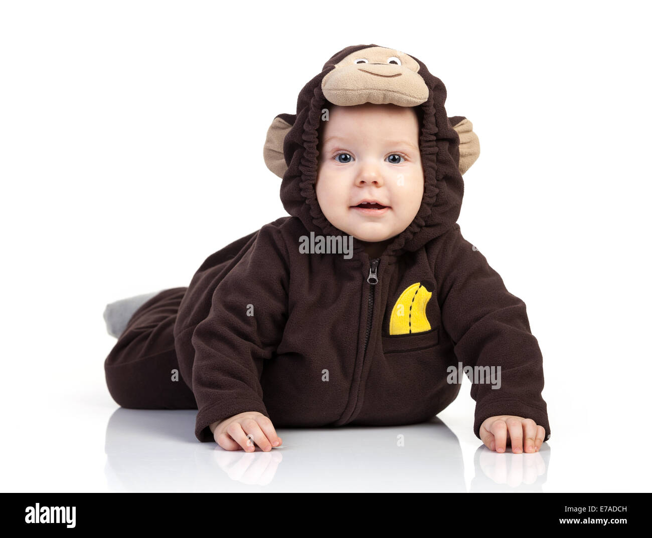 Baby boy vestito in costume di scimmia su sfondo bianco Foto Stock