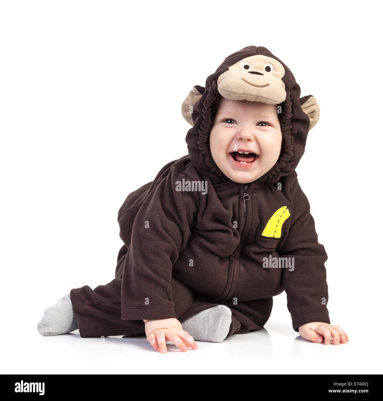 Baby boy vestito in costume di scimmia su sfondo bianco Foto Stock