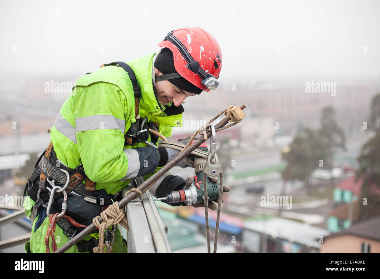Scalatore industriale sulla parte superiore di una struttura in metallo Foto Stock