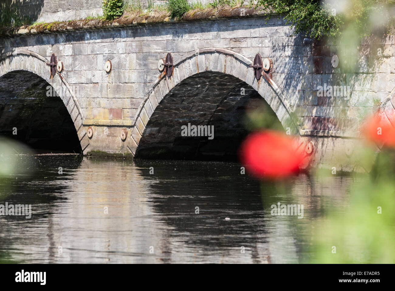 Il vecchio ponte di pietra alla confluenza dei fiumi Tame e Anker in Tamworth Regno Unito. Foto Stock