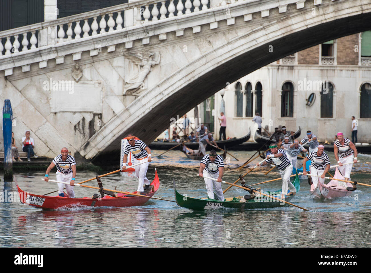 "Gondolini' passare sotto il ponte di Rialto durante la regata storica gara di canottaggio a Venezia, Italia Foto Stock