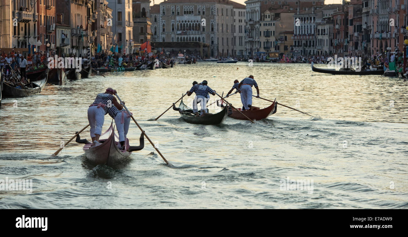 La finale "Gondolini' gara di canottaggio presso la Regata Storica di Venezia, Italia Foto Stock