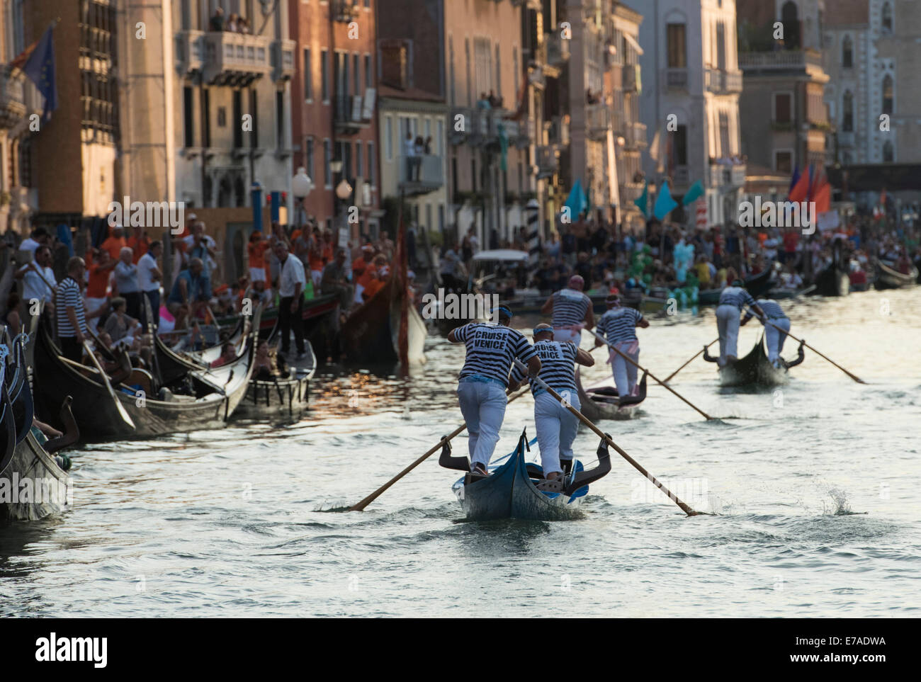 La finale "Gondolini' gara di canottaggio presso la Regata Storica di Venezia, Italia Foto Stock