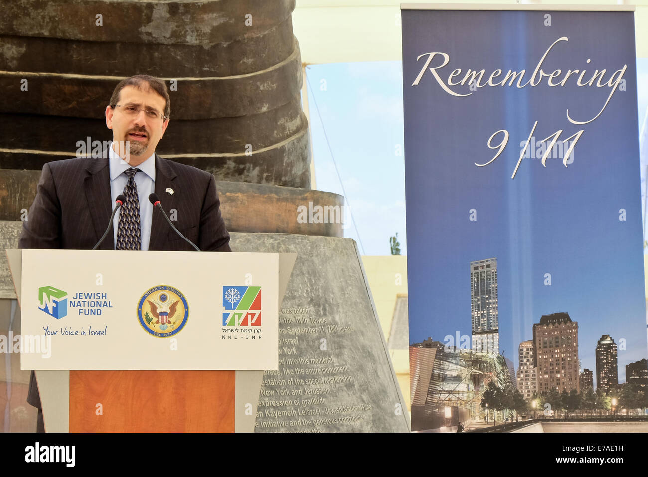 Gerusalemme. 11 Settembre, 2014. Stati Uniti Ambasciatore di Israele, DAN SHAPIRO, rende un indirizzo ad una cerimonia di commemorazione per le memorie delle vittime dell'11 settembre l'attacco al '9/11 vivo memoriale". Credito: Nir Alon/Alamy Live News Foto Stock