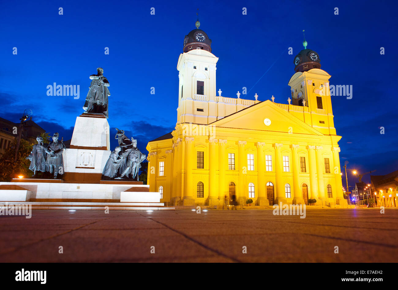 La riforma della Chiesa grande e la statua di Lajos Kossuth. Debrecen, Ungheria Foto Stock