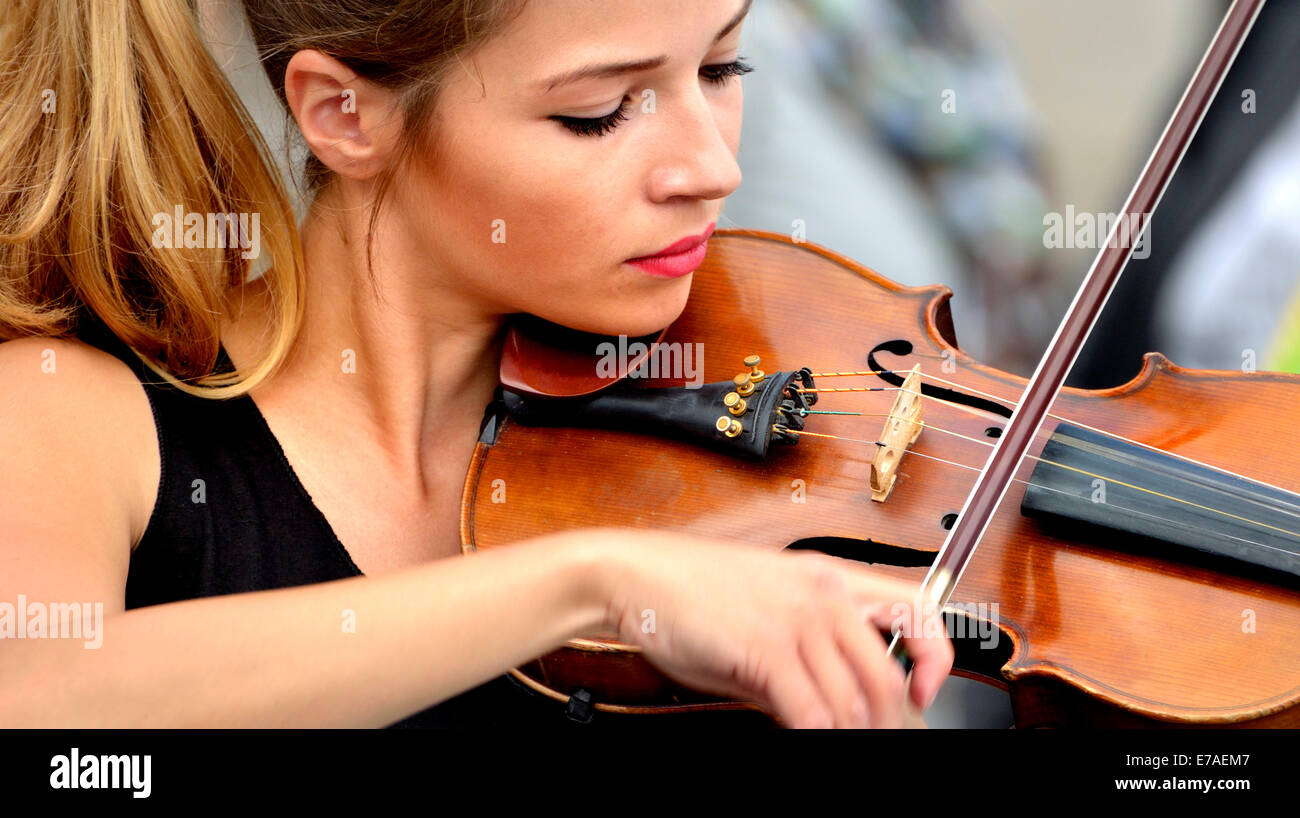 Londra, Inghilterra, Regno Unito. Giovane donna musicista di strada sul violino in Trafalgar Square Foto Stock