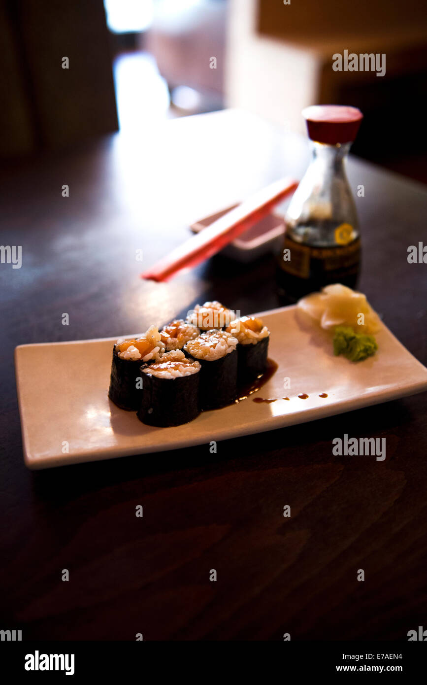 Il Sushi, placcata e pronto a mangiare Foto Stock
