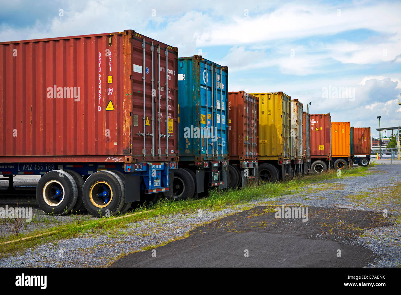 Spedizione colorati ai contenitori di carico montate su carrelli e pronto per il trasporto in Kingsport Tennessee Foto Stock