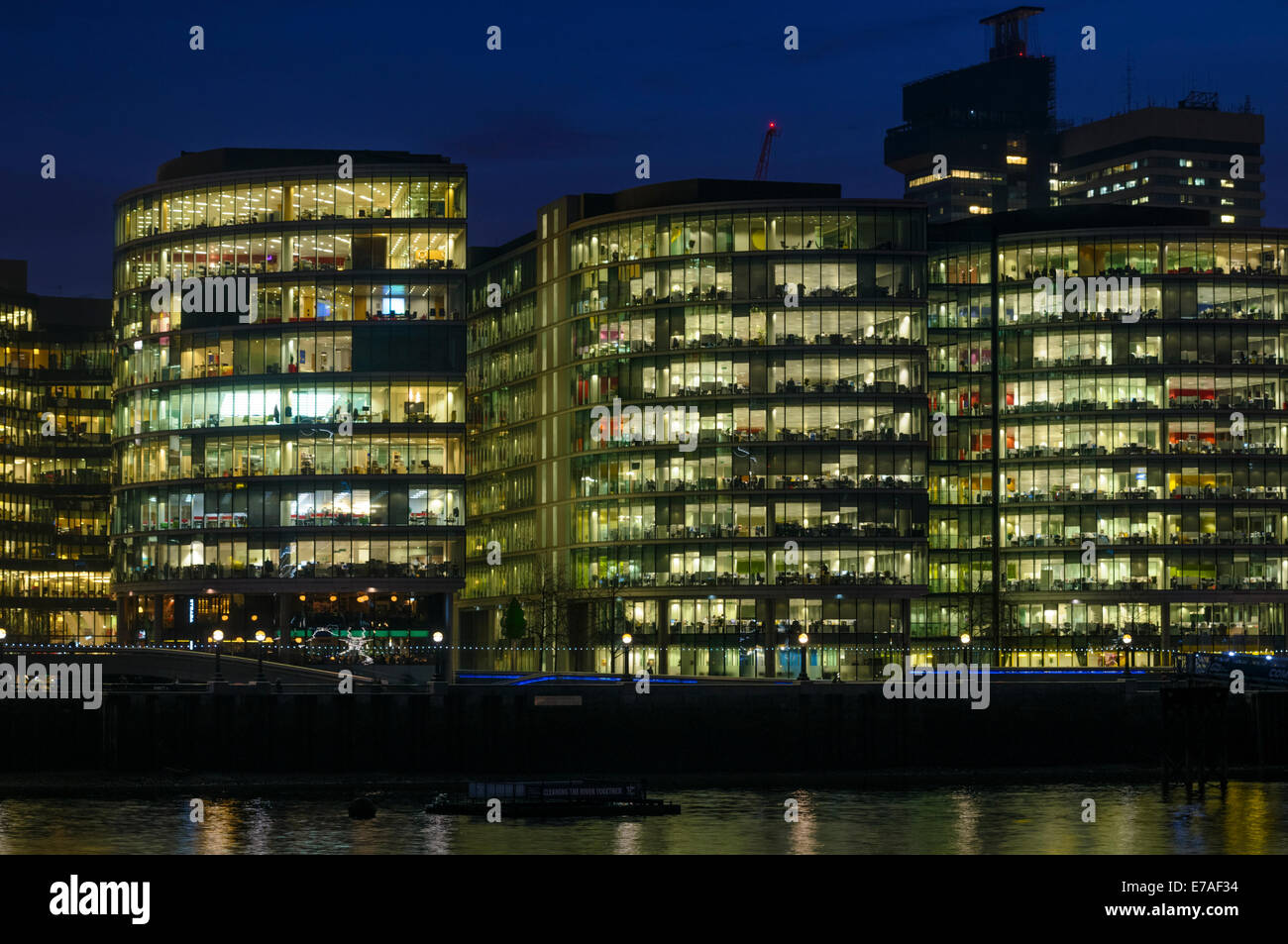 Moderni edifici illuminati t crepuscolo, London, Regno Unito Foto Stock
