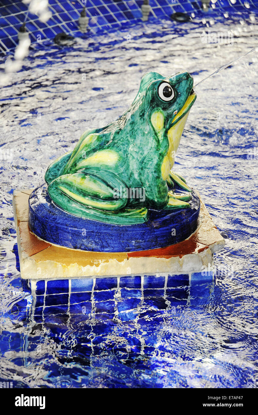 Frog sgorga acqua, fontana figura, fontana, Plaza de España, Vejer de la Frontera, la provincia di Cadiz Cadice, Costa de la Luz Foto Stock