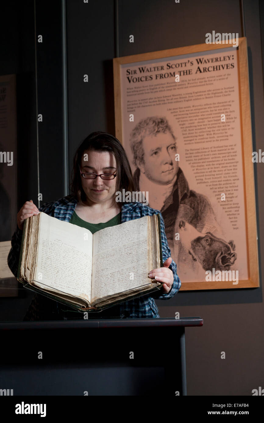 Edimburgo, Scozia. 10 Settembre, 2014. Il manoscritto originale di Sir Walter Scott's "Waverley' - finzione il primo global bestseller - va sul display oggi presso la Biblioteca Nazionale di Scozia a Edimburgo. Helen Vincent, testa di libri rari e la musica ha uno sguardo da vicino al 200 anno-vecchio manoscritto. Credito: GARY DOAK/Alamy Live News Foto Stock