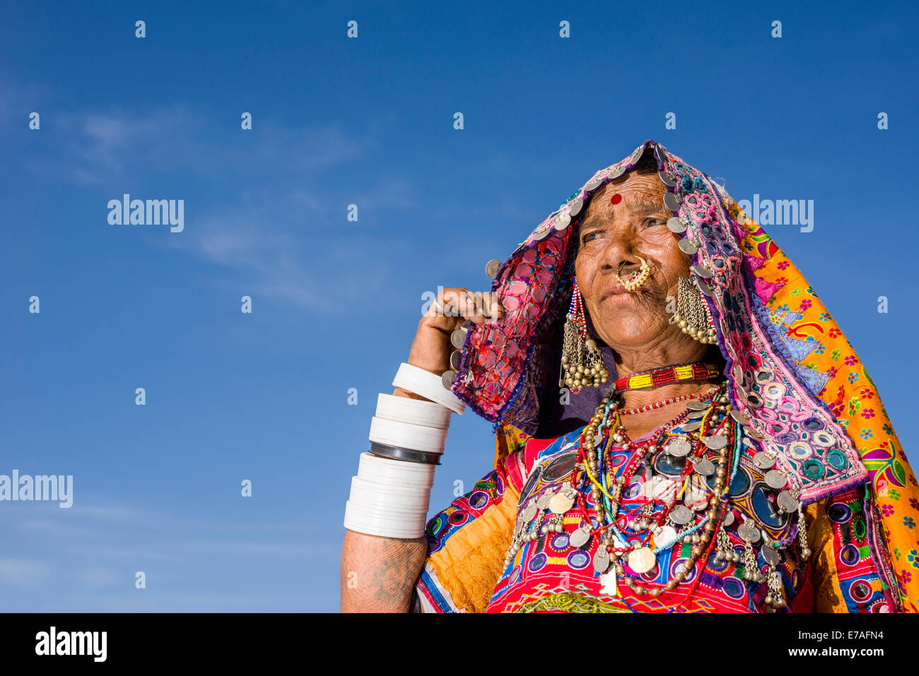 Vecchia donna appartenente alla tribù locale di Lambani indossando i tradizionali abiti colorati, Bijapur, Karnataka, India Foto Stock