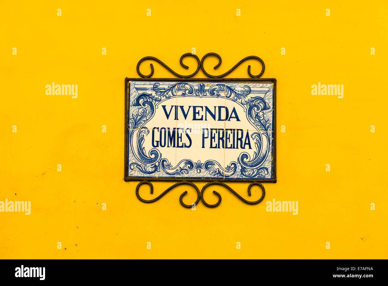 Un bianco e blu della piastra con il nome della casa all'ingresso di un edificio, Panaji, Goa, India Foto Stock