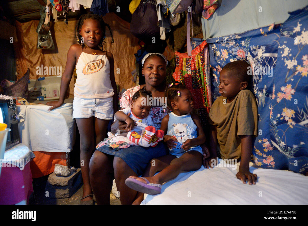 Donna con quattro figli in una baracca, Camp Icare per rifugiati di terremoto, Fort National, Port-au-Prince, Haiti Foto Stock