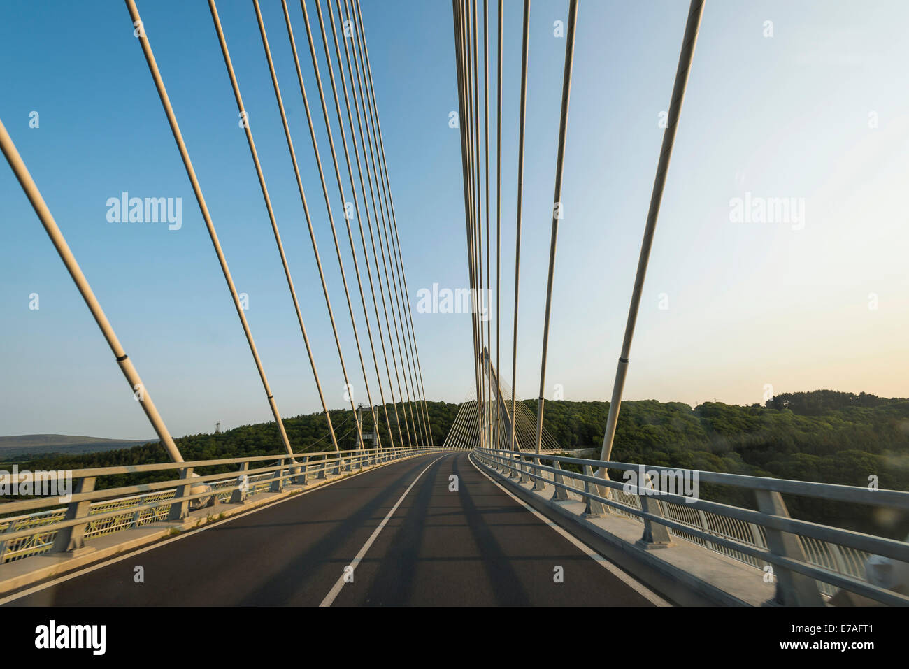 Pont de Térénez, un cavo-alloggiato bridge, Aulne River, Brittany, Francia Foto Stock