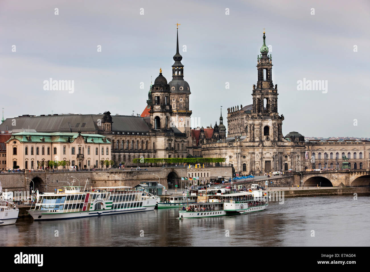 Vista sul fiume Elba con il quartiere storico dietro, Dresda, Sassonia, Germania Foto Stock