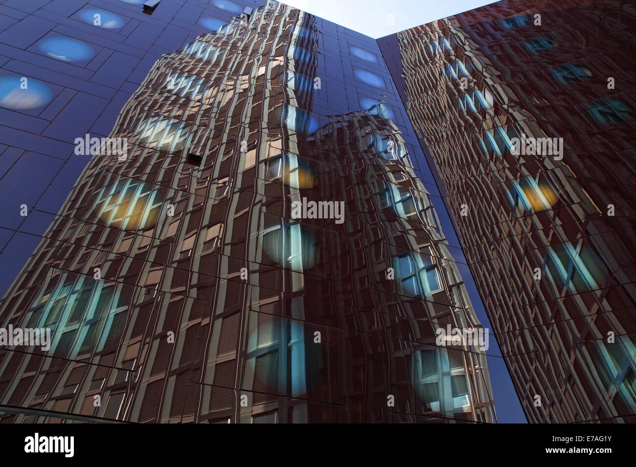 Tanzende Türme ufficio edificio si riflette nella facciata dell'Arcotel Hotel Onyx, Reeperbahn, St. Pauli, Hamburg, Amburgo Foto Stock
