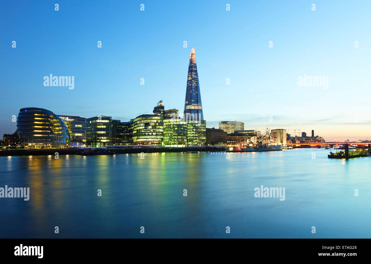 Skyline con il Municipio e il coccio con Themse al crepuscolo, London, England, Regno Unito Foto Stock