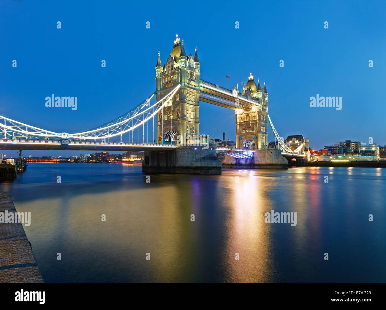 Il Tower Bridge al tramonto, London, England, Regno Unito Foto Stock