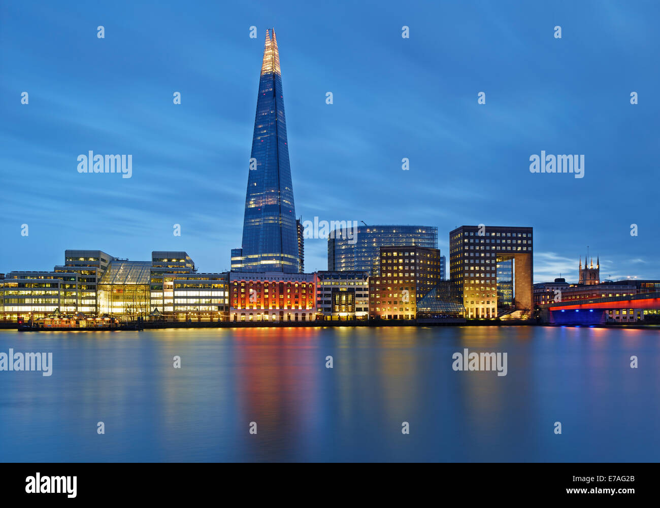 Skyline con il Coccio e Themse al crepuscolo, London, England, Regno Unito Foto Stock