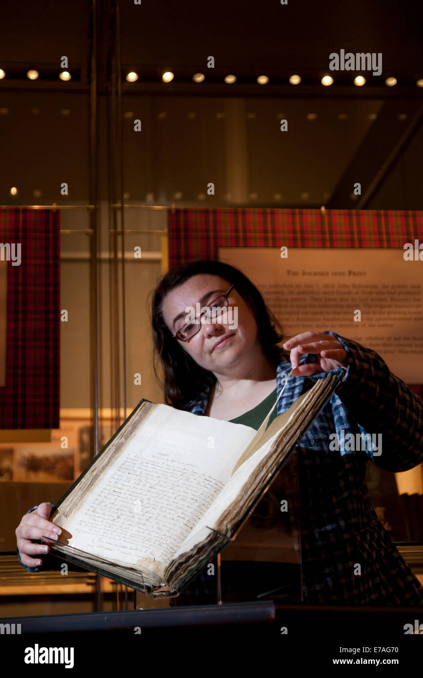 Edimburgo, Scozia. 10 Settembre, 2014. Il manoscritto originale di Sir Walter Scott's "Waverley' - finzione il primo global bestseller - va sul display oggi presso la Biblioteca Nazionale di Scozia a Edimburgo. Helen Vincent, testa di libri rari e la musica ha uno sguardo da vicino al 200 anno-vecchio manoscritto. Edimburgo, Scozia, 10 settembre 2014. Credito: GARY DOAK/Alamy Live News Foto Stock